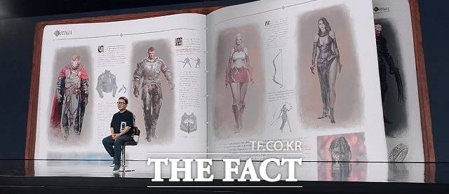 30일 '리니지W' 2차 온라인 쇼케이스가 열린 가운데 이성구 그룹장이 게임 콘텐츠를 소개하고 있다. /'리니지W' 2차 온라인 쇼케이스 캡처