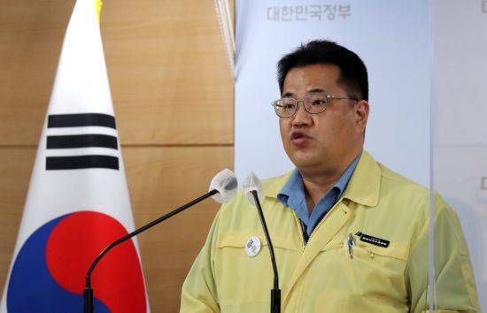 손영래 중앙사고수습본부 전략기획반장(보건복지부 대변인)이 29일 정부서울청사에서 코로나19 중대본 회의결과 브리핑을 하고 있다. [이미지출처=연합뉴스]