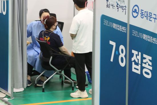 29일 오후 서울 동대문구 예방접종센터에서 시민들이 코로나19 백신을 접종받고 있다. [이미지출처=연합뉴스]