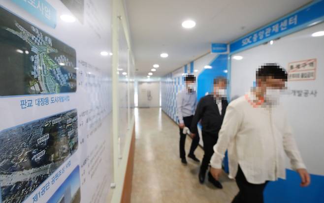 서울중앙지검 대장동 개발사업 의혹 사건 전담팀이 29일 자산관리회사 화천대유와 관련자들의 사무실 및 주거지 등에 대한 압수수색을 실시했다./연합뉴스