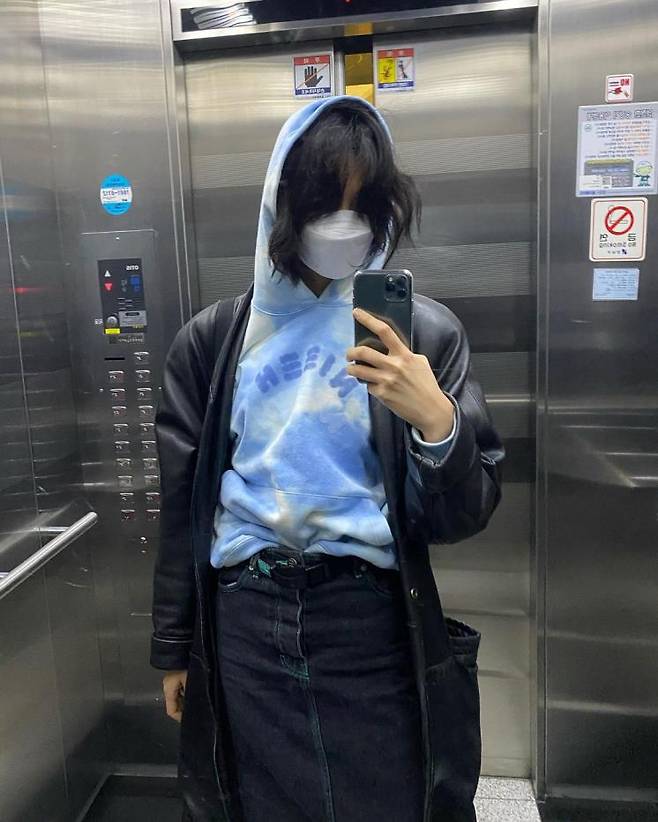 패션 인사이더라면, 후드 티셔츠의 밑단을 팬츠나 스커트 안에 찔러 넣어 입어야 한다!