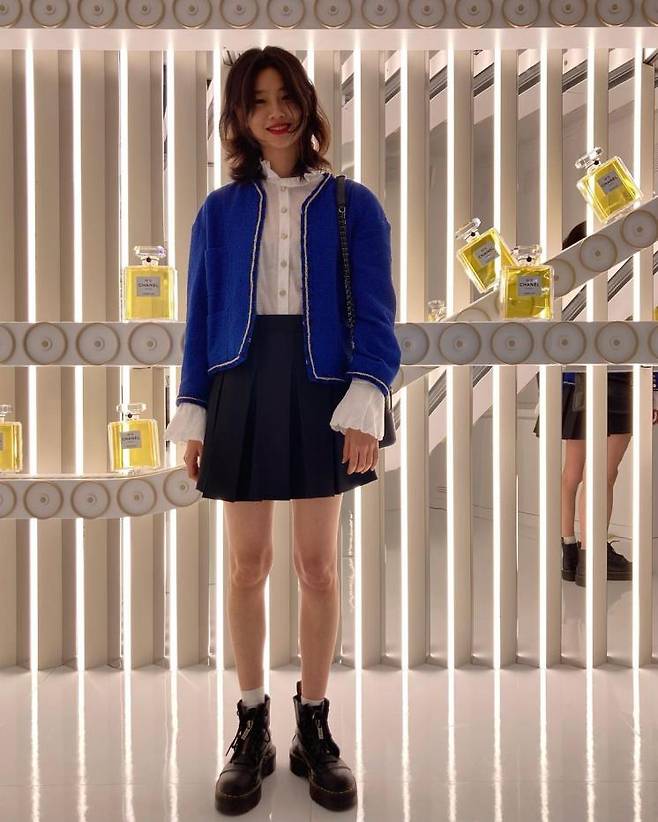 샤넬의 아이템을 자신만의 감성으로 소화한 정호연.