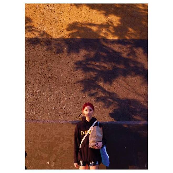 후디드 티셔츠 아래에 재킷을 레이어링한 스타일링 신공!