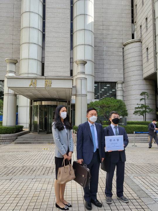30일 오전 서울 서초구 서울고등법원에서 강신섭 법무법인 세종 대표변호사(가운데) 등 소송인단이 반소장을 제출하고 있다. 김나인 기자