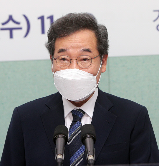 더불어민주당  대선 주자인 이낙연 전 대표가 기자회견하고 있다. 연합뉴스