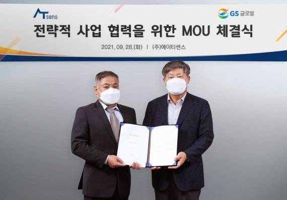 지난 9월28일 경기도 성남 에이티센스 본사에서 열린 웨어러블 심전도 검사기의 북미 시장 진출을 위한 업무협약식 후 김태형 GS글로벌 대표(오른쪽)와 정종욱 에이티센스 대표가 기념촬영을 하고 있다. GS글로벌 제공