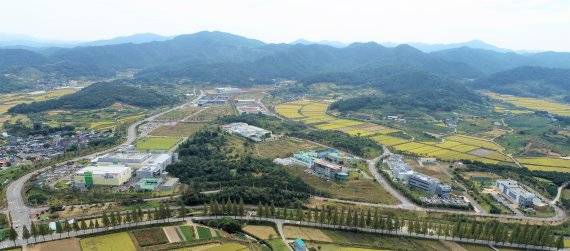 전남도가 화순군에 위치한 국내 유일의 백신산업특구 고도화를 위한 연구개발 및 기관·기업유치 활성화 등을 도모하며 'K-바이오 전초기지' 및 '글로벌 백신 허브'로 도약하고 있다. 작은 사진은 국가 미생물실증지원센터 조감도.