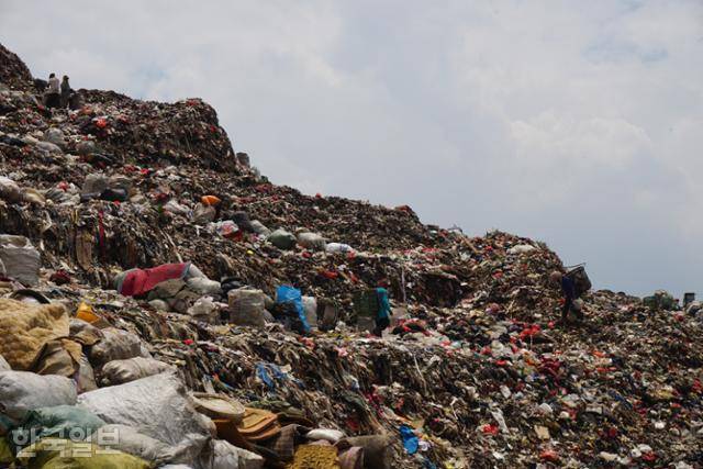 계단식으로 쓰레기를 쌓아 올린 반타르 그방 쓰레기산. 곳곳에 넝마주이가 보인다. 브카시=고찬유 특파원