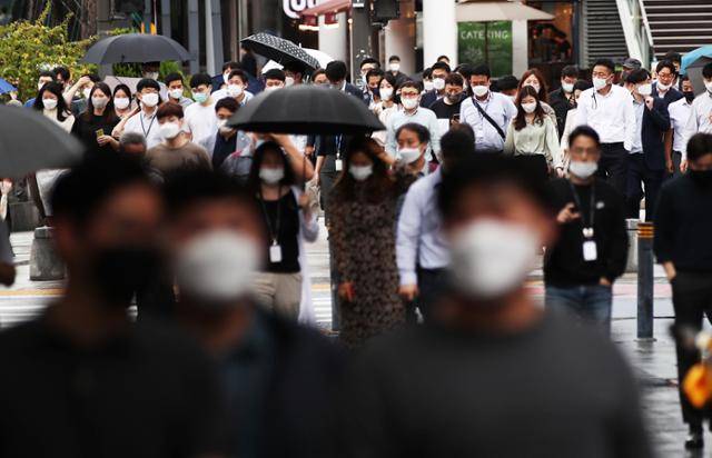 29일 서울 종로구 일대에서 직장인들이 점심식사를 위해 이동하고 있다. 정부는 10월 말~11월 초 단계적 일상회복 이른바 '위드(with) 코로나'로 방역 체계를 전환하겠다는 뜻을 재확인했다. 신종 코로나 바이러스 감염증(코로나19) 대응을 위한 현행 '사회적 거리두기' 체계를 더 이상 유지할 수 없다고 판단한 것으로 보인다. 뉴스1