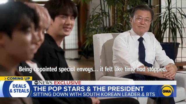 유엔 총회에 참석한 문재인 대통령과 방탄소년단(BTS)이 미국 방송 프로그램에 공동 출연해 댄스 동작을 함께하고 기후변화와 신종 코로나바이러스 감염증(코로나19)에 대한 메시지를 던졌다. 24일 미 ABC방송 '굿모닝 아메리카'를 통해 방영된 인터뷰에서 문 대통령은 BTS의 노래 '퍼미션 투 댄스'를 가리켜 "노래도 아름답고 안무도 아름답지만 차이를 뛰어넘는 통합이라는 메시지를 세계인들에게 전달해줬다고 생각한다"고 말했다. abc방송 화면 캡처. 뉴시스