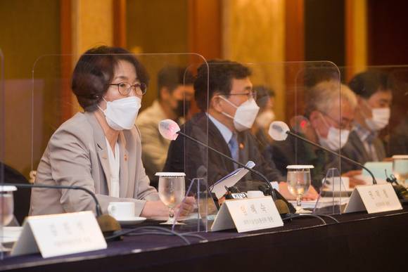 임혜숙 과학기술정보통신부 장관(왼쪽)과 권덕철 보건복지부 장관이 30일 오후 서울 중구 롯데호텔에서 열린 '제11차 코로나19 치료제 백신개발 범정부지원위원회' 에 참석해 인사말을 하고 있다. [사진=과기정통부]