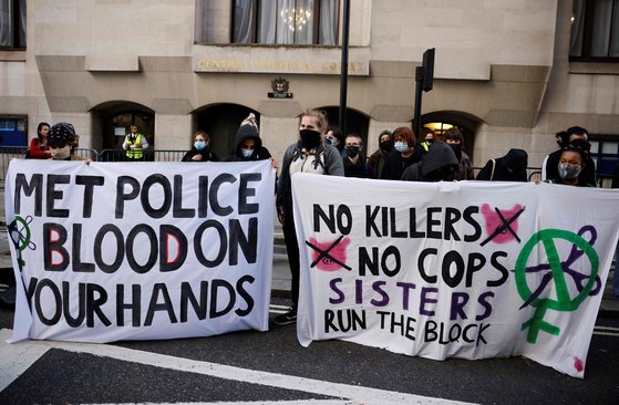 29일(현지시간) 쿠전스의 재판이 열린 영국 런던 올드베일리법원 앞에서 시민들이 강력처벌을 요구하는 시위를 하고 있다. AFP=연합뉴스