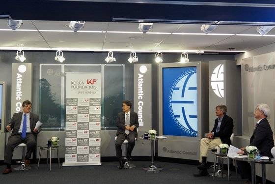 한국국제교류재단과 애틀랜틱카운슬이 28일(현지시간) 미국 워싱턴에서 연례포럼을 열었다. 왼쪽부터 마크 램버트 미 국무부 부차관보, 윤영관 전 외무부 장관, 제임스 스타인버그 전 국무부 부장관, 이상현 세종연구소 소장. [워싱턴 공동취재단]