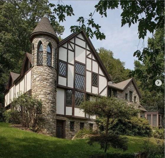 뉴욕 명물 '미스터리 서점'을 운영하는 오토 펜즐러의 켄트 집. 사진 인스타그램 캡처