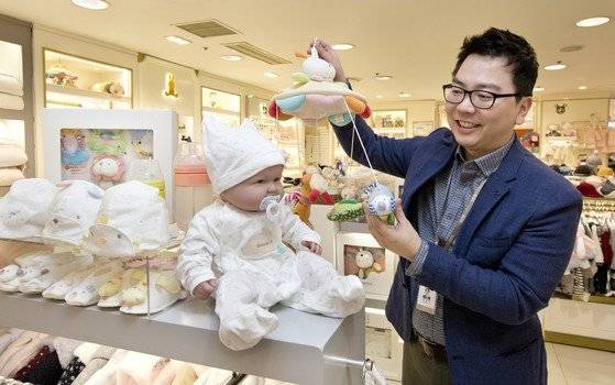 롯데그룹은 2017년 1월 1일부터 국내 대기업으로는 처음으로 '남성직원 의무 육아휴직' 제도를 시행했다.