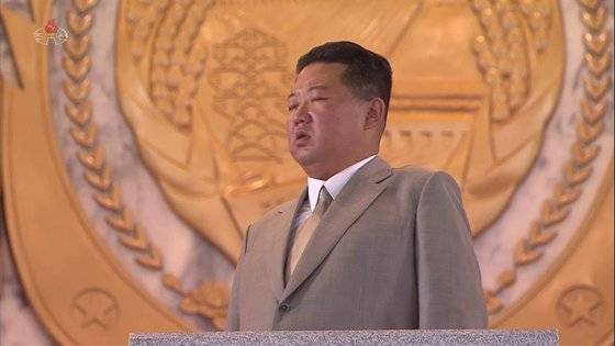 북한 정권수립 기념일('9·9절') 73주년인 지난 9일 평양 김일성광장에서 노농적위대·사회안전군의 열병식 행사장에서 김정은 국무위원장이 눈을 감은 채 북한 국가를 따라 부르고 있다. 조선중앙TV=연합뉴스