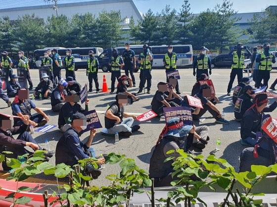 30일 오후 민주노총 공공운수노조 화물연대 소속 조합원들이 충북 청주시 SPC삼립 청주공장 앞 도로에서 결의대회를 하고 있다. 최종권 기자