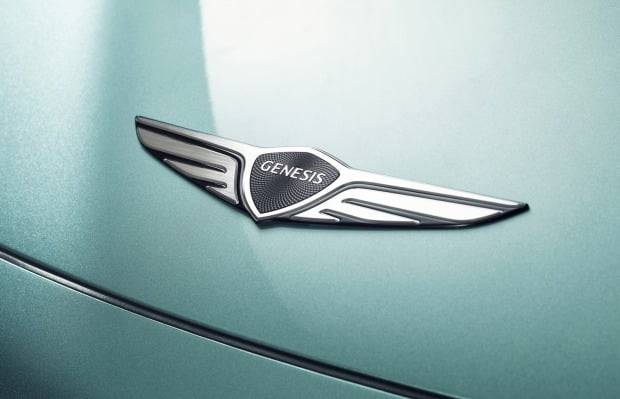 제네시스 GV60에 적용된 신규 엠블럼. 사진=제네시스