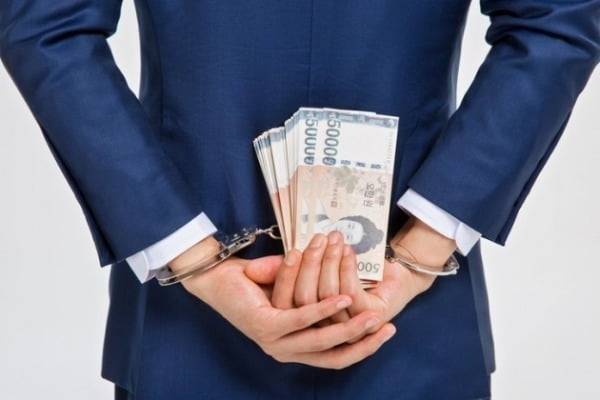 주식 투자에 실패한 은행 직원이 암호화페 투자로 이를 만회하기 위해 친인척 명의를 도용해 27억5000여만원을 불법 대출받은 혐의로 구속기소됐다. 사진은 기사와 무관함. /사진=게티이미지뱅크