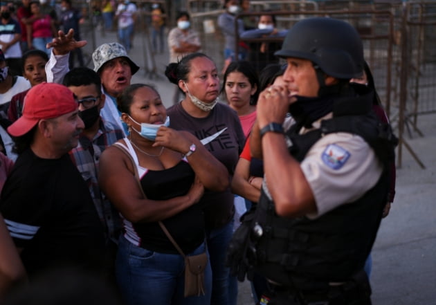 수감된 갱단 간 유혈 충돌이 발생한 에콰도르 과야킬의 한 교도소 앞에서 재소자들의 가족이 소식을 기다리고 있다. /사진=로이터