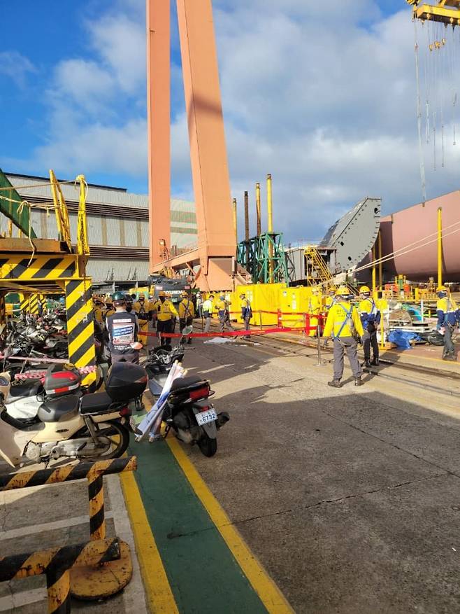 현대중공업 노조와 사측관계자들이 30일 발생한 사고현장을 통제하고 사고경위를 파악하고 있다. │현대중공업노조 제공