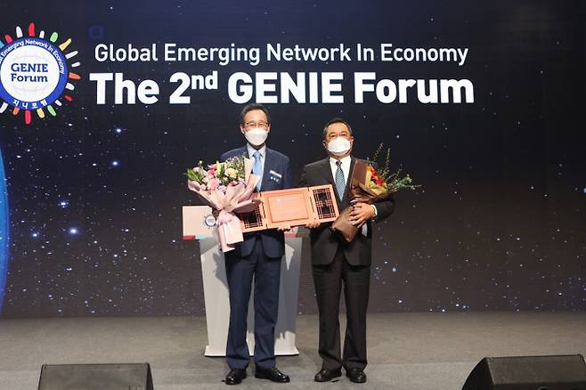 구자열 LS그룹 회장(오른쪽)이 지난 29일 전북 전주시에서 열린 제2회 지니포럼에서 지니어워즈를 수상하고 송하진 전북도지사와 기념촬영을 하고 있다. LS그룹 제공