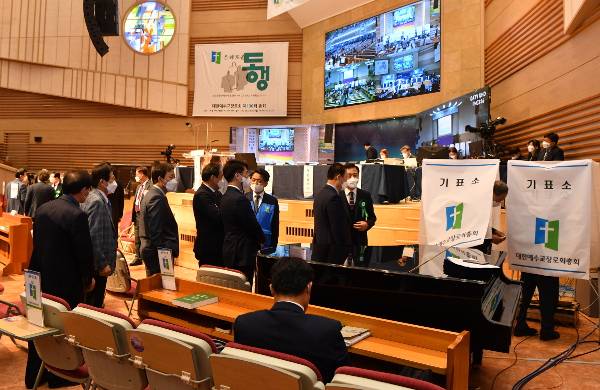 주요 교단들이 2년째 1일 총회를 열면서 많은 안건을 처리하지 못했으나, 내실 있는 회무 진행을 위해 다양한 방법을 모색했다. 사진은 지난 13일 울산 우정교회에서 열린 예장합동 제106회 총회에서 임원 선거를 진행하는 모습. 국민일보DB