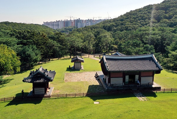 30일 오후 경기도 김포시 풍무동 장릉 전방에 인천 서구 검단신도시 신축 아파트 건설 현장이 보인다. 문화재청은 이들 아파트 단지 3곳의 건설사가 문화재 반경 500ｍ 안에서 공사를 진행해 문화재보호법을 위반했다며 공사 중단 명령을 내렸다. 사적 202호이자 유네스코 세계문화유산으로 등재된 김포 장릉은 조선 선조의 5번째 아들이자 인조의 아버지인 원종(1580∼1619)과 부인 인헌왕후(1578∼1626)의 무덤이다. [사진출처=연합뉴스]
