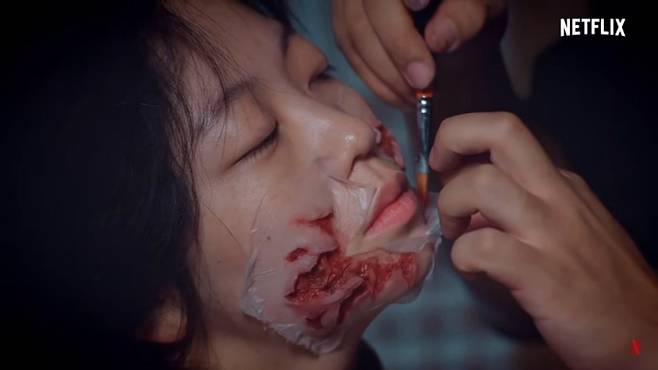 '킹덤'에서 좀비 특수분장을 하고 있는 모습. /사진=넷플릭스