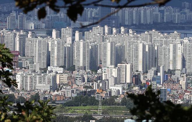 [서울=뉴시스] 백동현 기자 = 서울에서 6억원 이하 아파트 거래량이 줄어든 22일 오후 서울 강남구 대모산 정상에서 서울 시내 아파트 단지 모습이 보이고 있다. 이날 부동산 플랫폼 직방에 따르면 올해 서울에서 거래된 6억원 이하 아파트는 9,714건으로 전체 아파트 거래량의 28.2%를 차지, 지난 2017년 거래 비중과 비교하면 절반 이상 줄어들었다. 2021.09.22.