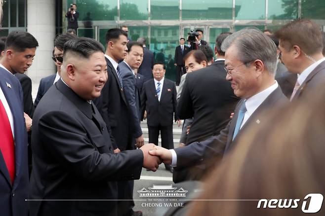 문재인 대통령이 30일 오후 판문점을 방문해 김정은 북한 국무위원장과 인사하고 있다.(청와대 페이스북) 2019.6.30/뉴스1