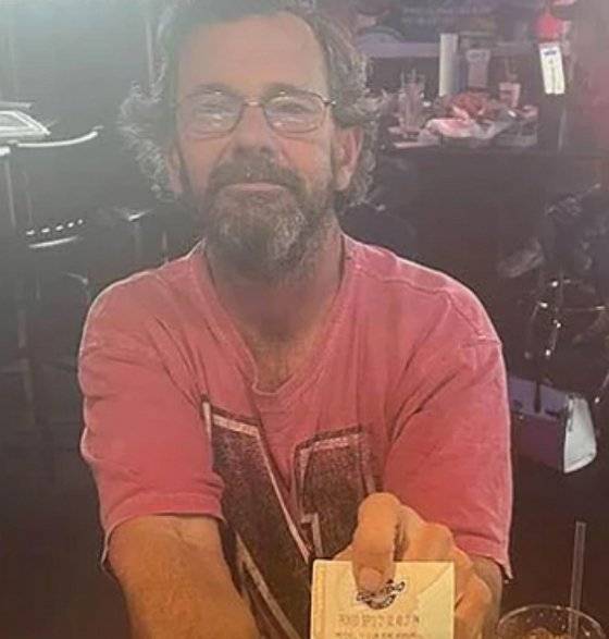 그레고리 자비스가 생전 자신의 복권 당첨을 인증하는 모습. /사진=페이스북 캡처