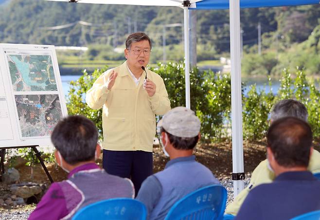 [밀양=뉴시스] 안지율 기자 = 경남 밀양시는 30일 오후 무안면 운정저수지 일원 운정지구 재해위험 저수지 정비사업 예정지를 방문해 현장 간부회의에서 시민들에게 사업현황을 설명하고 있다.2021.09.30. alk9935@newsis.com *재판매 및 DB 금지