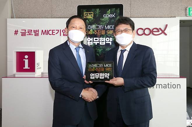 [서울=뉴시스] 코엑스와 서울관광재단은 30일 오전 서울 코엑스에서 스마트 그린 MICE산업 육성 및 ESG 경영 추진을 위한 업무협약(MOU)을 체결했다고 밝혔다. 이동원 코엑스 사장(사진 오른쪽)과 길기연 서울관광재단 대표이사가 MOU 체결 뒤 기념 촬영을 하고 있다.(사진=코엑스 제공) 2021.9.30 photo@newsis.com *재판매 및 DB 금지