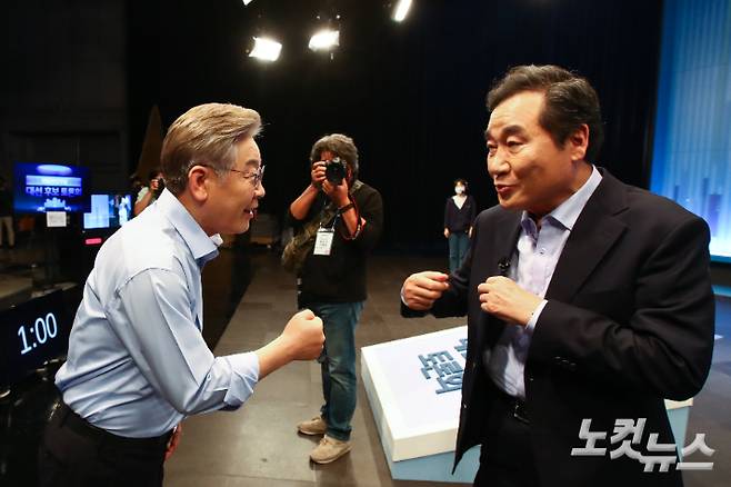 28일 서울 목동 SBS에서 열린 더불어민주당 제20대 대선 후보 TV토론에서 이재명 후보(왼쪽)와 이낙연 후보(오른쪽)가 인사하고 있다. 국회사진취재단