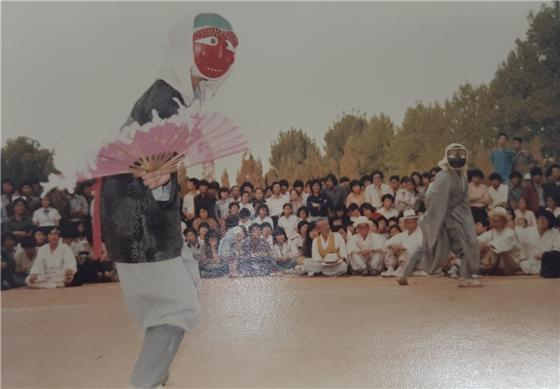 ▲1980년 경 경북대 탈반 양주별산대놀이 공연. 농구장에서 펼쳐진 공연에 참여한 관중들의 규모를 보면 당시 탈춤의 인기를 알 수 있다. ⓒ최재우