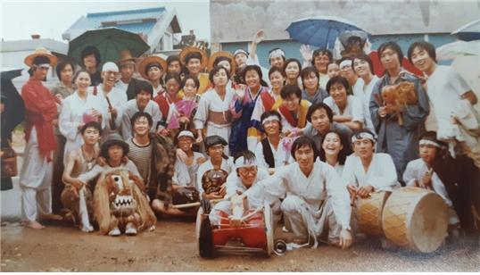 ▲1981년 대구 시민축제에 탈춤을 적극적으로 홍보하기 위해 가산오광대 놀이로 참여하여 거리 퍼레이드를 한 후 기념 촬영 ⓒ최재우