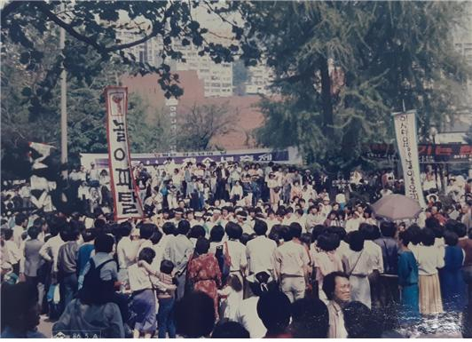 ▲1983년 경 대학로에서 공연된 놀이패 탈의 “통일 북춤” ⓒ최재우