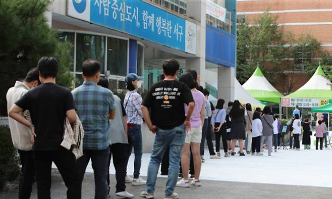 지난 27일 대전 서구 관저보건지소에 마련된 선별진료소에서 시민들이 검사를 받기 위해 기다리고 있다. 뉴스1
