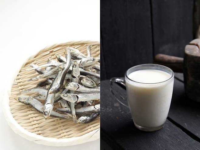칼슘이 많이 함유된 식품인 멸치(왼쪽)와 우유. 게티이미지뱅크