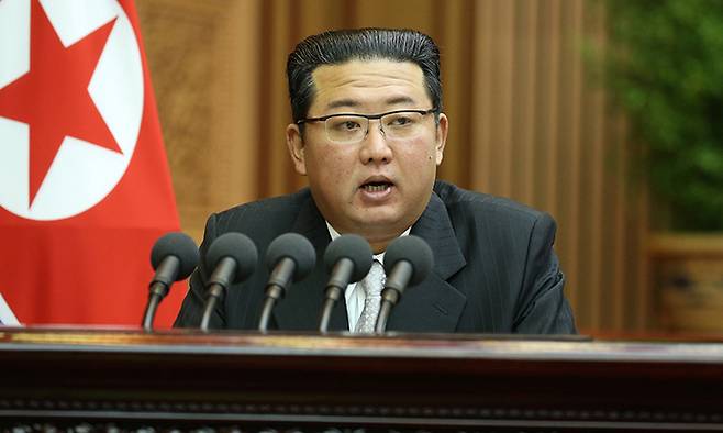 김정은 북한 노동당 총비서 겸 국무위원장이 29일 열린 최고인민회의 제14기 제5차 회의에서 시정연설을 했다고 조선중앙통신이 30일 보도했다. 김 위원장은 시정연설에서 대남 및 대미 메시지, 경제 사업 등 여러 사안을 망라해 과업을 제시했다. 뉴스1