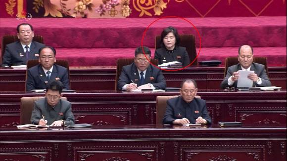 북한은 지난 28일 평양 만수대의사당에서 최고인민회의 제14기 제5차 회의를 개최했다고 조선중앙TV가 29일 보도했다. 주석단에는 최선희 외무성 제1부상(붉은 원)과 김정관 전 국방상, 김정호 전 사회안전상(추정), 김수길 강원도당 책임비서 등이 자리했다. 최 부상은 다음날 국무위원에서 탈락한 것으로 확인됐다.조선중앙TV 화면 연합뉴스