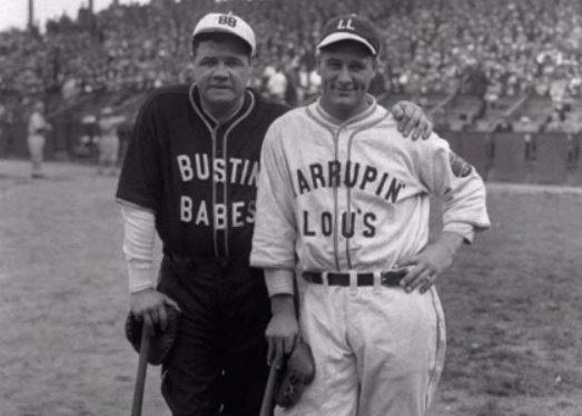 전설의 4번 타자 쓰러뜨린 불치병, 잡을수 있을까 - 뉴욕 양키스의 전설적 4번 타자 루 게릭(오른쪽)은 전성기에 근위축성측삭경화증을 진단받고 눈을 감았다. 세기의 타자를 기리기 위해 해당 질병에 그의 이름을 붙여 현재는 ‘루게릭병’으로 더 잘 알려져 있다. 양키스를 이끈 베이브 루스(왼쪽)와 함께 포즈를 취하고 있다.AP 제공
