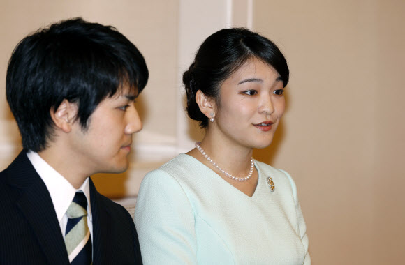 3일(현지시간) 아키히토 일왕의 큰손녀인 마코 공주와 대학 동기인 고무라 게이가 약혼을 발표하고 있다.AFP 연합뉴스