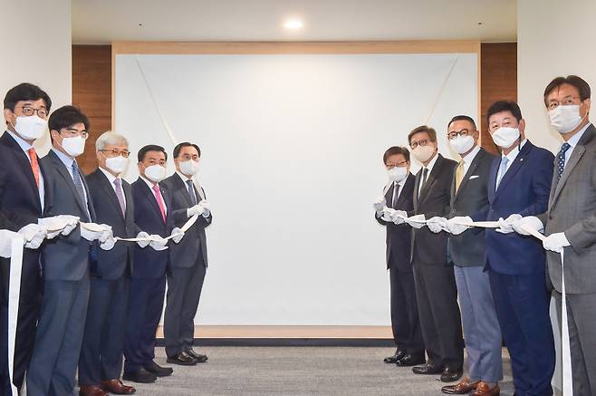 2030부산세계박람회 유치위원회 사무처가 29일 서울 광화문 D타워에서 현판식을 열고 본격적인 유치 활동에 돌입했다.ⓒ부산시