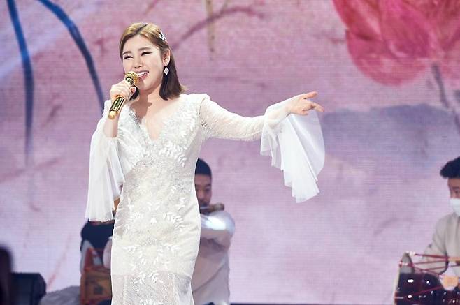 가수 송가인이 31일 오후 서울 상암동 MBC에서 진행된 2020 MBC 가요대제전에서 멋진 공연을 펼치고 있다. /사진제공=MBC