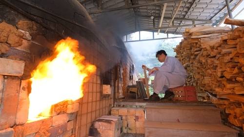 가마에서 도자기를 굽는 도예작가 [문경시 제공. 재판매 및 DB 금지]