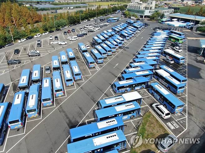 파업에 멈춘 시내버스 (대전=연합뉴스) 김준범 기자 = 대전시지역버스노동조합이 무기한 파업에 돌입한 30일 오전 대전시 대덕구 읍내동 한 차고지에 시내버스가 주차돼 있다. 2021.9.30 psykims@yna.co.kr