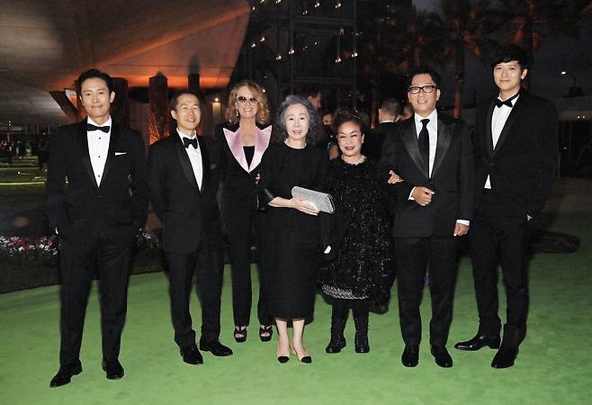 아카데미영화박물관 개관 축하 행사 (서울=연합뉴스) 이미경 CJ 부회장과 배우 윤여정, 이병헌 등 한국 영화인들이 지난 25일(현지시간) 미국 로스앤젤레스 아카데미영화박물관에서 열린 개관 축하 행사에 참석했다. 사진은 왼쪽부터 배우 이병헌, 정이삭 감독, 앤 필빈 해머뮤지엄 관장, 배우 윤여정, 이미경 CJ 부회장, 윤제균 감독, 배우 강동원. 2021.09.30. [CJ ENM 제공. 재판매 및 DB 금지]