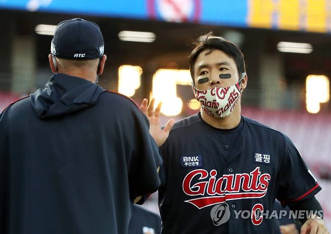 주장 전준우, 서튼 감독과 하이파이브 [연합뉴스 자료사진]